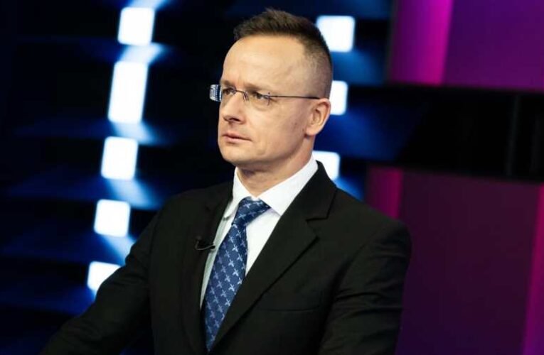 Szijjártó Péter: más országok érdekeit szolgálják, akik az elektromos akkumulátorgyárak ellen hergelnek