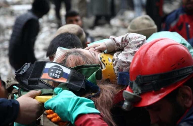 Szijjártó Péter: a magyar mentőegység már három embert mentett ki a romok alól Törökországban