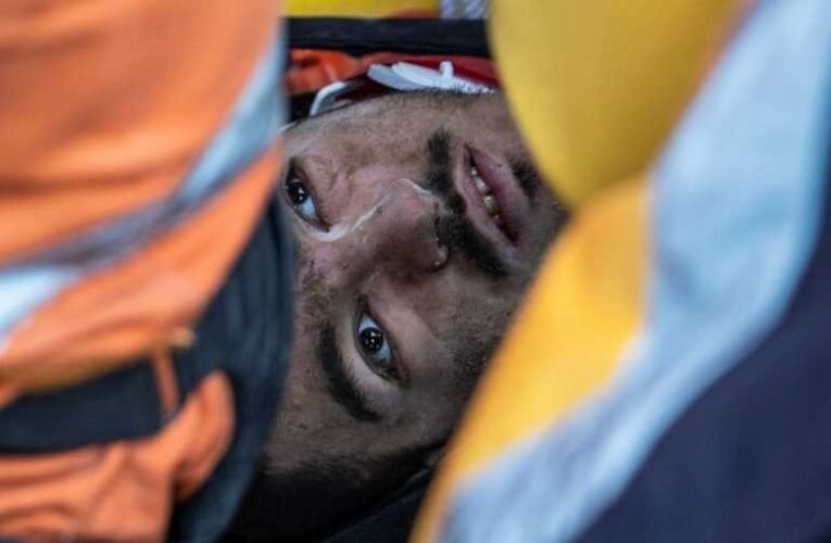 Majdnem egy héten keresztül lehetett a romok alatt a férfi, akit ma élve kimentettek