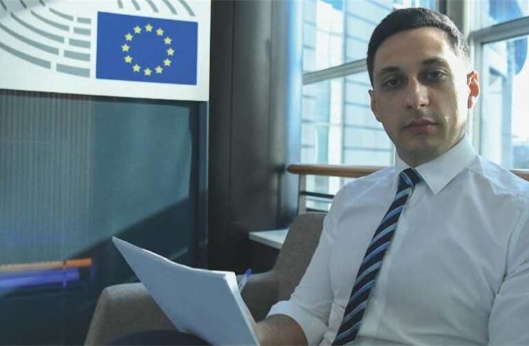 Román liberális támad, amerikai republikánus véd: a brüsszeliek még több halott szlávra vágynak