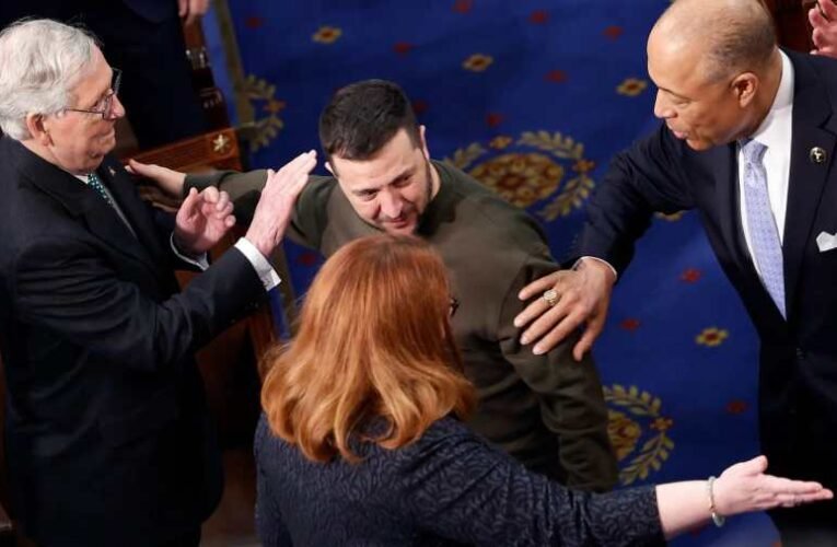 Zelenszkij az őt ünneplő Nyugatért cserébe felégeti Ukrajnát