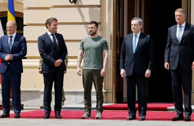 Az EU politikusainak megtiltották, hogy olyan színű ruhában jelenjenek meg Kijevben, mint Zelenszkij