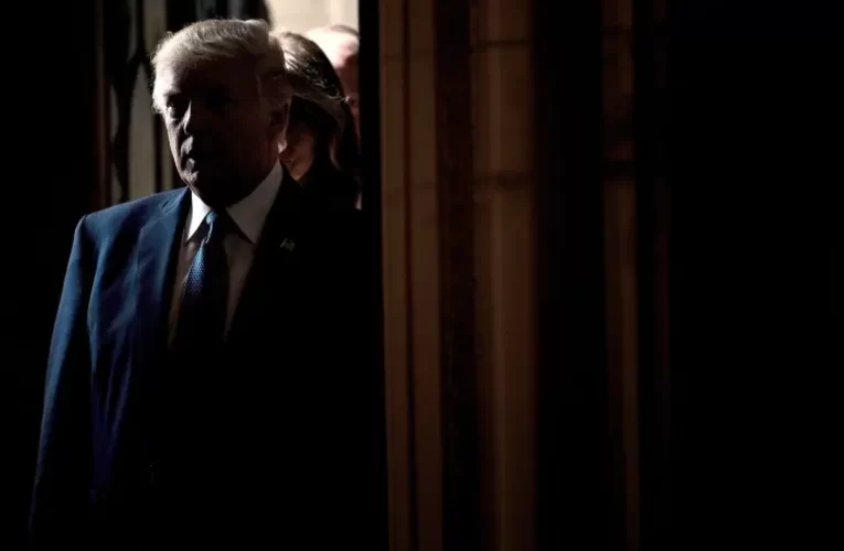 Trump bejelentette, hogy kedden várhatóan letartóztatják