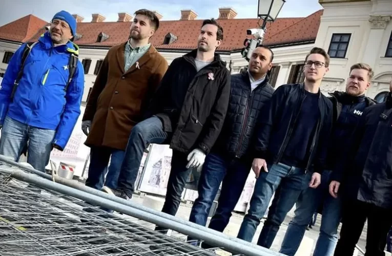 Kordont bontott a Karmelitánál Hadházy Ákos és a Momentum