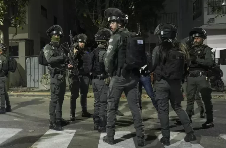 Több ezer tüntető törte át a rendőrkordont Netanjahu rezidenciája közelében