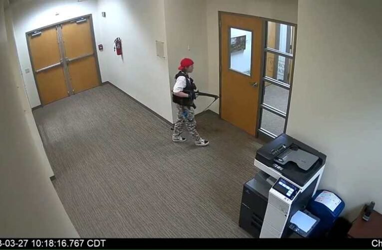 A rendőrség közzétette a nashville-i iskolai lövöldözésről készült biztonsági felvételeket (18+)