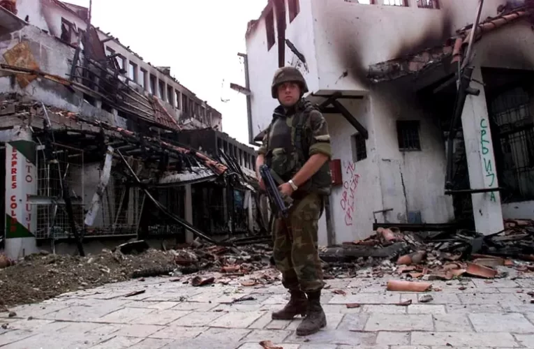 1999: Miközben a NATO bombázta Jugoszláviát, a félelem hatalmába kerítette a koszovói szerbeket