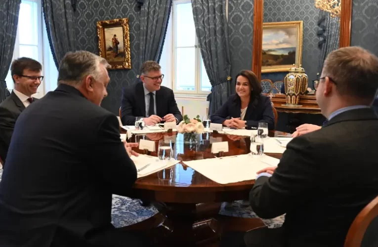 Novák Katalin fogadta Orbán Viktort a Sándor-palotában