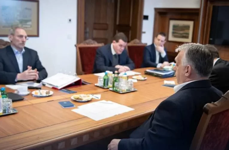 Orbán Viktor hazatért Belgrádból és azonnal kormánykabinet-ülést hívott össze a karmelita kolostorban