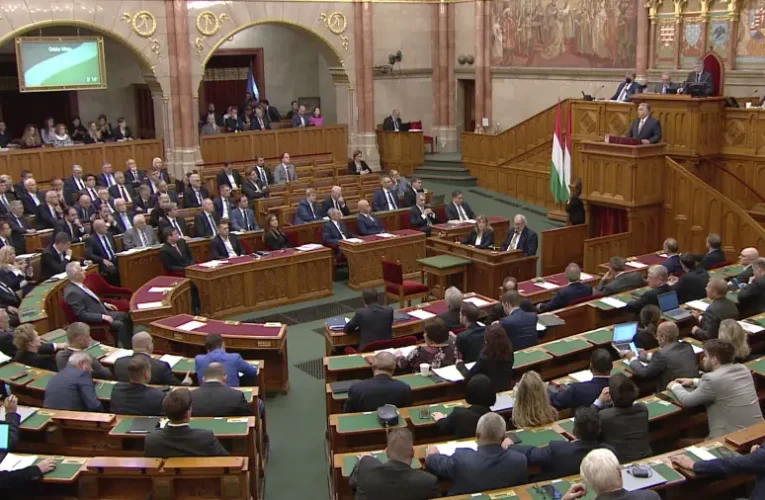 Elfogadták a kormánypártok békepárti határozatát