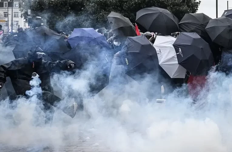 Tovább folytatódnak a kormányellenes tüntetések szerte Franciaországban