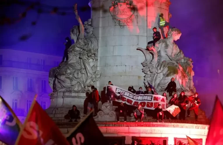 Párizs: Újabb összecsapások a tüntetők és a rendőrség között a nyugdíjreform miatt (videók)