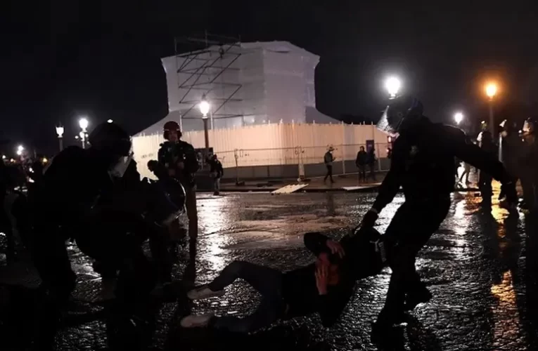 Franciaországban ügyvédek és bírók is elítélik a rendőrség tüntetőkkel szembeni fellépését