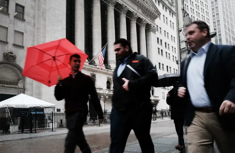 Amerikai újságíró: Összeomlik az USA gazdasága, ha megszűnik a dollár dominanciája