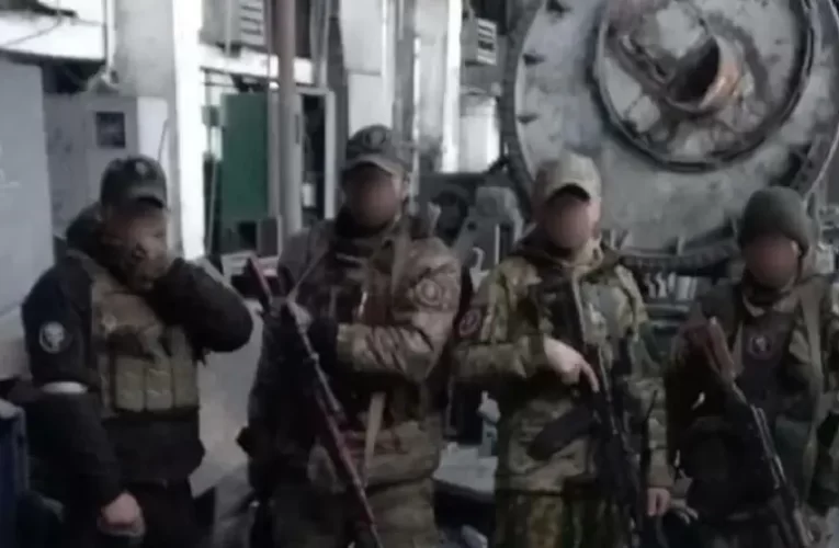 Wagner harcosok fotózkodnak ott, ahol nemrég Zelenszkij adott át kitüntetéseket