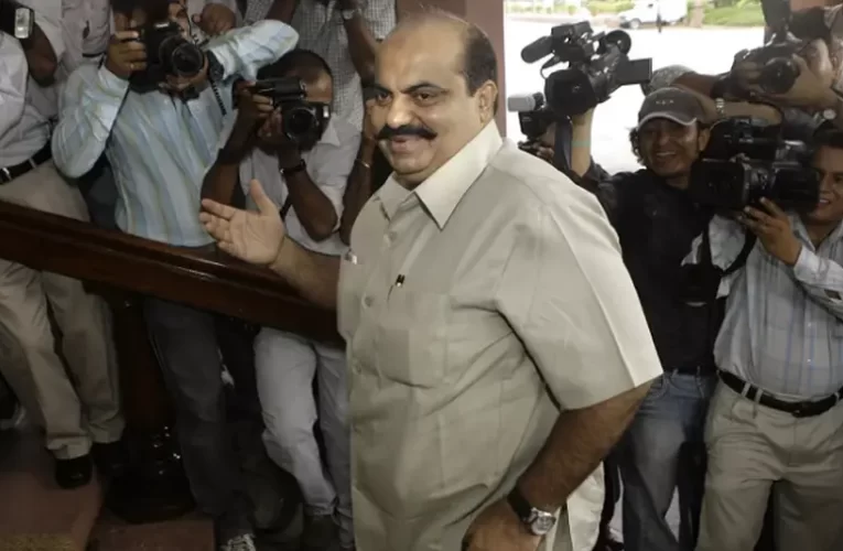 Élő adásban lőttek agyon egy volt indiai parlamenti képviselőt és annak testvérét (videó 18+)