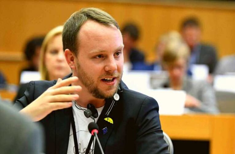 Világos beszéd: Daniel Freund szélsőbalos EP képviselő kimondta, nem lesz EU pénz, ha védjük a gyermekeinket, ellenállunk a migrációnak és békepártiak vagyunk