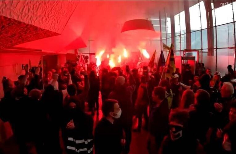 Megrohamozták a francia tőzsde épületét a Macron-ellenes tüntetők (Videók)