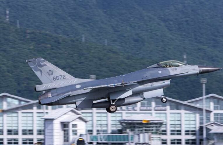 Ukrajna F–16-os vadászgépekhez keres pilótákat