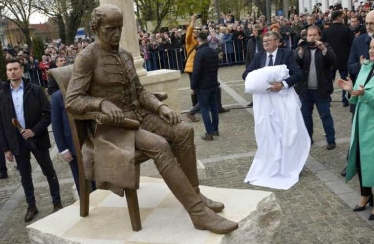 Megbírságolták a nagykárolyi polgármesteri hivatalt a Kölcsey-szobor felirata miatt – a Maszol.ro portálról