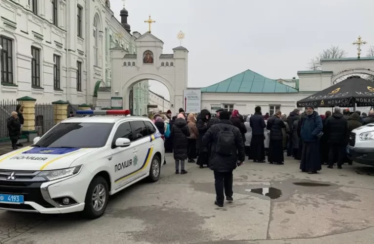A kijevi rezsim nyomása ellenére is tovább imádkoznak papjaikért a hívek a Kijev-Pechersk Lavra-nál