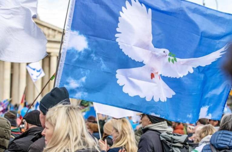 Németországban a béke, a független média és a másként gondolkodók elleni állami elnyomás ellen tüntettek tegnap