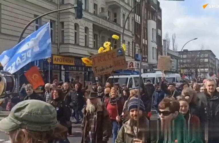 A fegyverszállítások, a NATO és a háború ellen tüntettek Berlinben