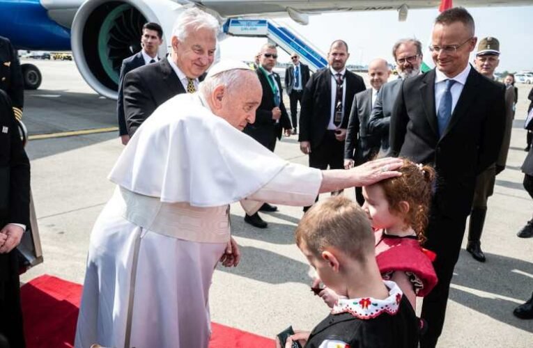 Megérkezett Ferenc pápa Budapestre (élő: MTV)