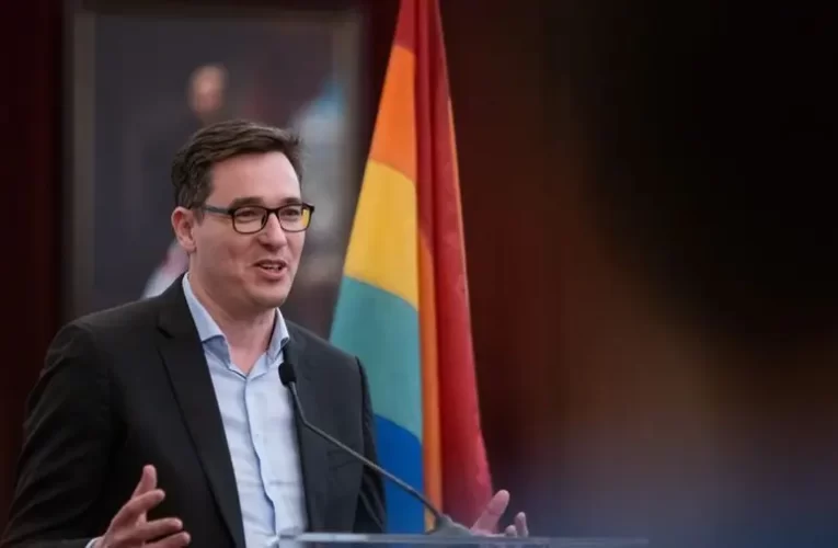 Orbán Viktor aláírta: tilos lesz LMBTQ-zászlót kihelyezni a kormányzati épületekre