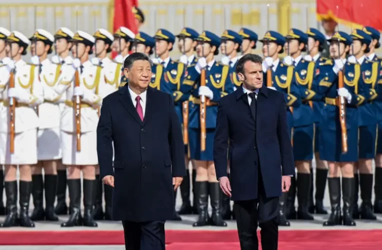 Kínai mosoly Macron próbálkozásaira