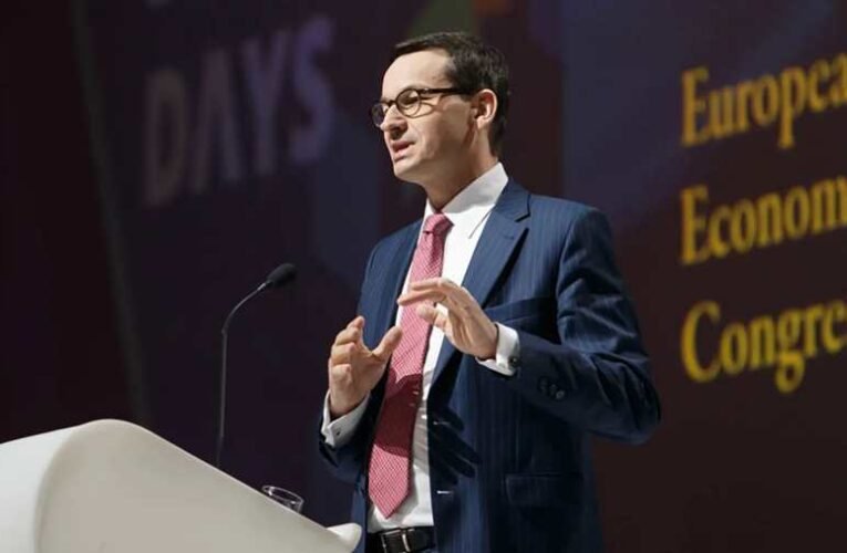 Morawiecki megrótta Macront az USA-val kapcsolatos kijelentései miatt