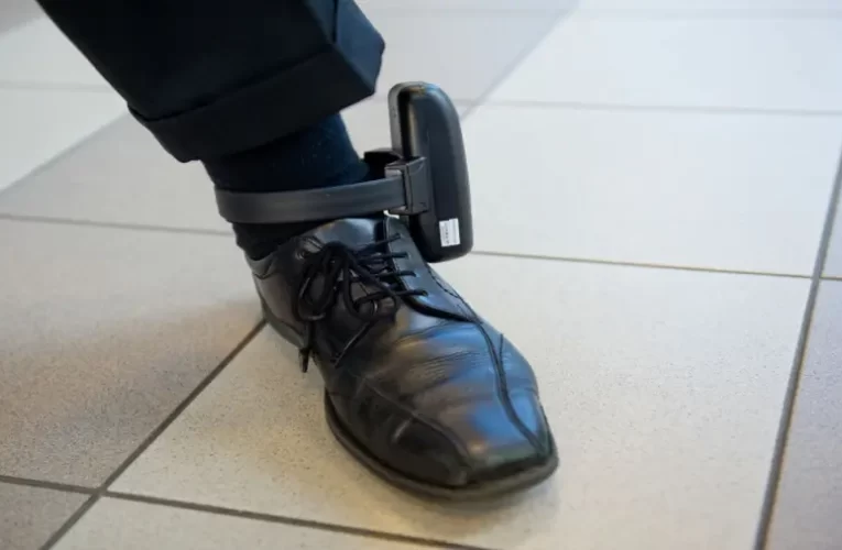 Nyomkövető lábbilincsbe verték a házi őrizetbe helyezett kijevi apátot