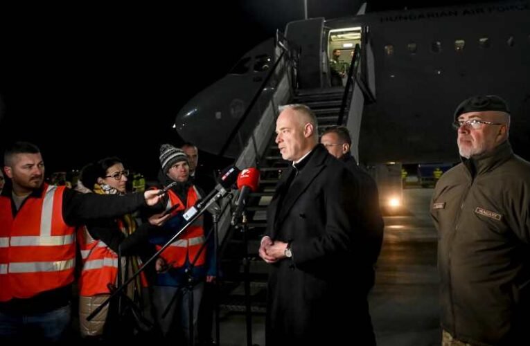 Szalay-Bobrovniczky Kristóf: 32 embert, köztük 7 magyart sikerült kimenekíteni Szudánból