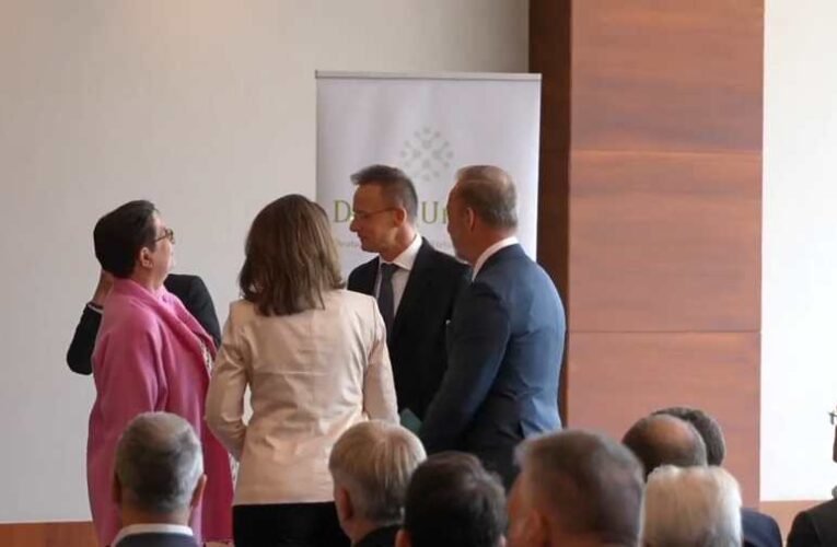 Szijjártó: politikai motivációjú érzelmi zsarolókampány zajlik a német cégek elbizonytalanítására