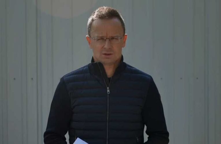 Szijjártó Péter: kimenekítettek tizennégy magyart a polgárháborúba süllyedt Szudánból