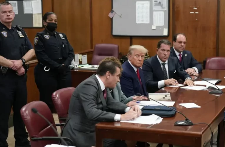 Donald Trump tagadja bűnösségét, de ha mégis az, két emberöltőnyi börtön vár a volt amerikai elnökre