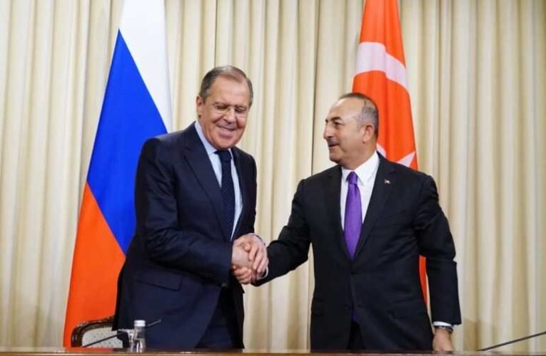 A török külügyminiszter bejelentette, hogy Moszkvába utazik és Lavrovval is tárgyal