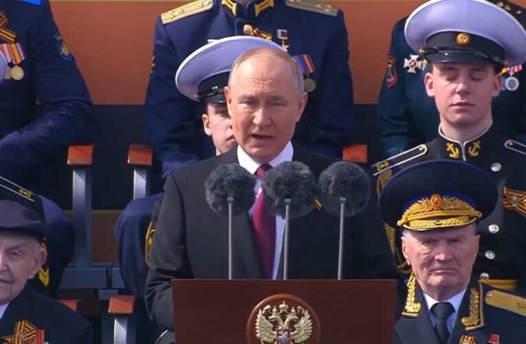 Putyin: a Nyugat lerombolja a hagyományos értékeket, amelyek az embert emberré teszik (teljes beszéd, magyar felirattal)