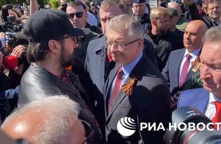 Nem engedték koszorúzni az orosz nagykövetet Lengyelországban