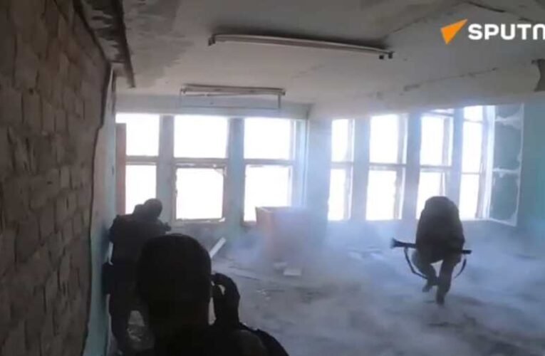 Videó: Orosz rohamcsapat ostromol egy épületet az Artemovszkért (Bahmut) folytatott csatában