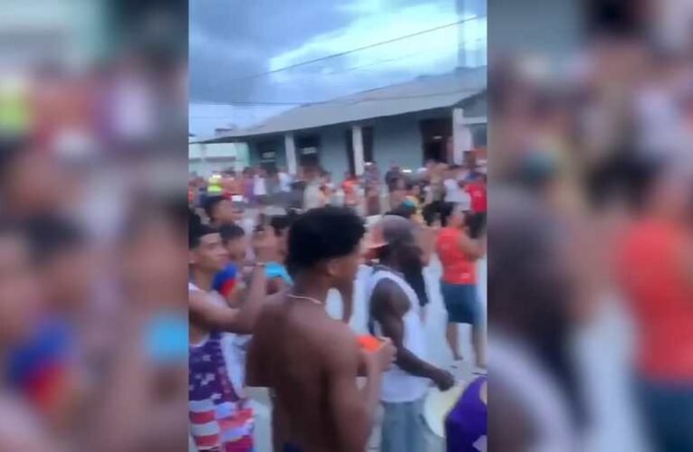 Százak tüntettek Kubában a kommunista párt egyik székhelye előtt