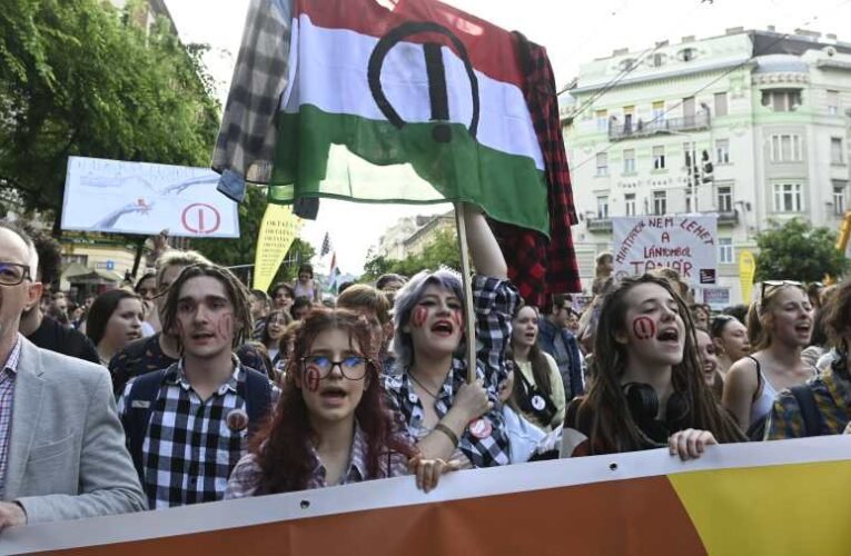 BRFK: erőszakkal próbálták áttörni péntek este a rendőrsorfalat Budapesten agresszív tüntetők