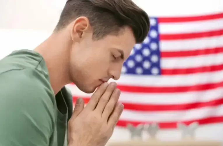 Joseph Farah: Amerika létválságban – „A baj még a 2020-as elcsalt választással kezdődött”