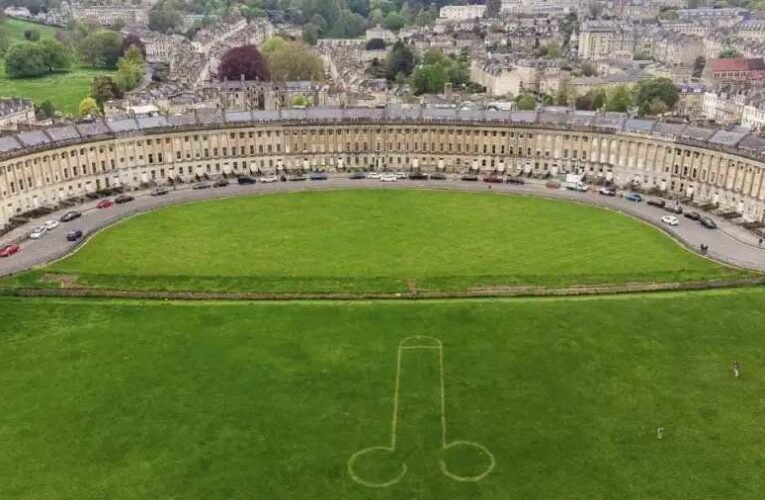 Valaki egy gigantikus péniszt nyírt a gyepre egy koronázási ünneplés helyszínén