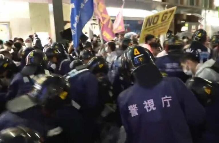 Háborúellenes aktivisták csaptak össze a rendőrséggel a G7-ek hirosimai csúcstalálkozója előtt