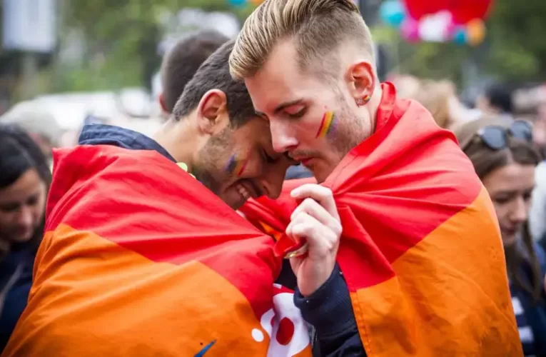 Megáldhatják az azonos nemű párok együttélését a Csehtestvérek Evangélikus Egyház papjai