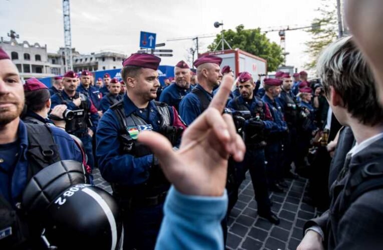 A Karmelitánál őrjöngenek a szélsőbalosok, a rendőrök nyomatják rájuk a könnygázt (videó)