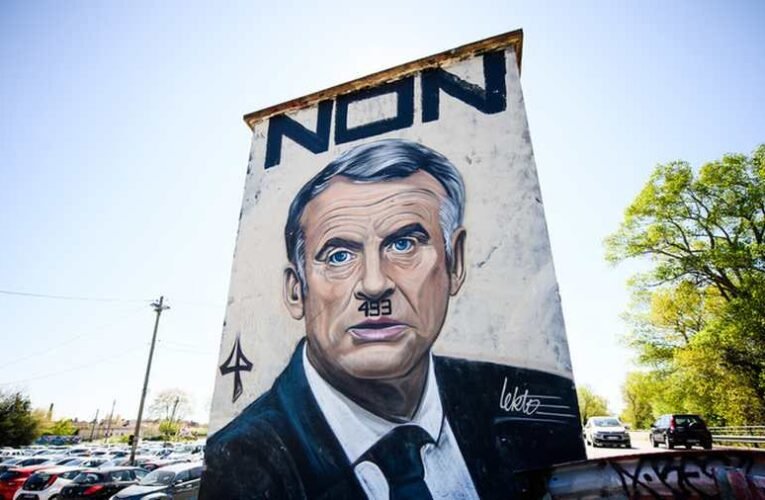 Macront Hitlerként ábrázoló plakátok jelentek meg Franciaországban