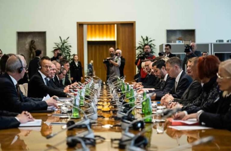 Szijjártó Péter: új kőolajvezeték épül Magyarország és Szerbia között