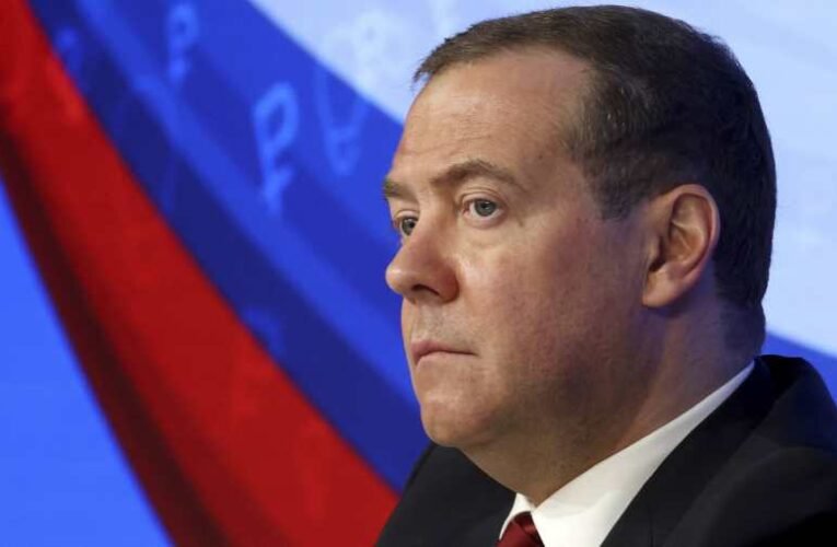 Medvegyev szerint Oroszország kész a háborúra a „fasiszta NATO”-val